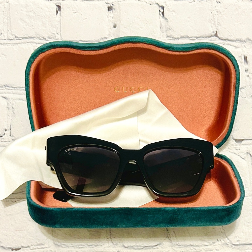 Like New Black Gucci GG Sunglasses (Size Large) - Picture 2 of 13